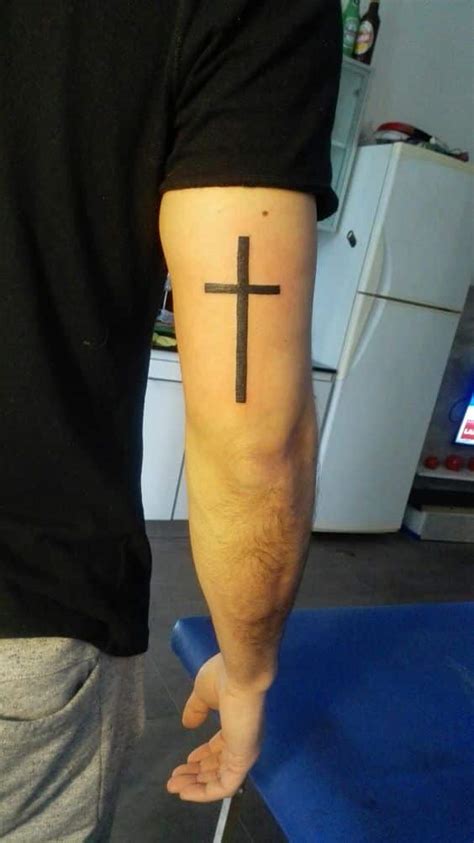 cruz en el antebrazo|54 Tatuajes de Cruces que impresionan y sus。